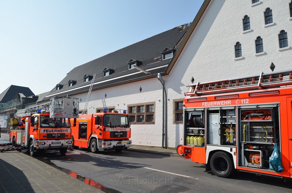 Feuer 3 Dachstuhlbrand Koeln Rath Heumar Gut Maarhausen Eilerstr P578.JPG
